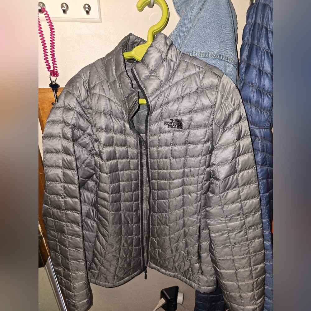 The North Face Women's Silver Puffer Jacket - Picture 4 of 6